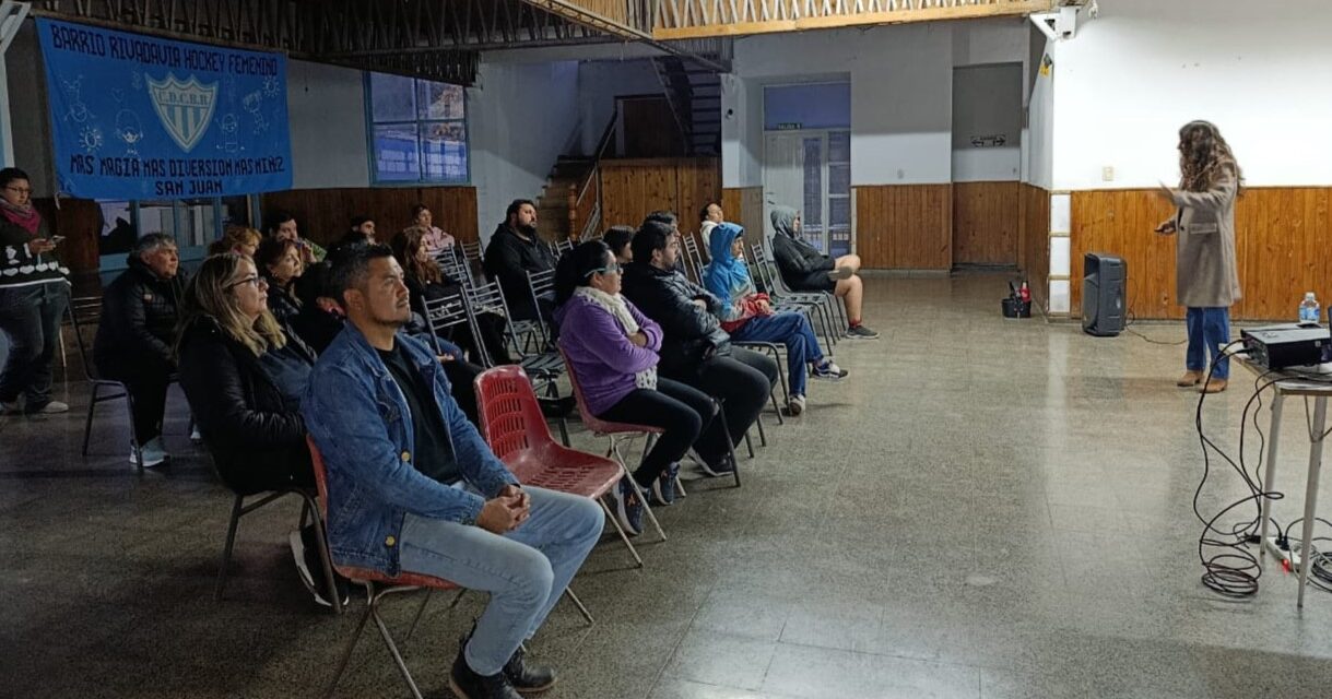La fortaleza mental ganó protagonismo en una capacitación para familias y entrenadores de hockey sobre patines