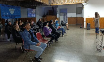 La fortaleza mental ganó protagonismo en una capacitación para familias y entrenadores de hockey sobre patines