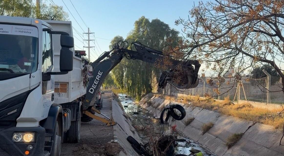 Hidráulica acelera la limpieza de canales antes del regreso del agua de riego