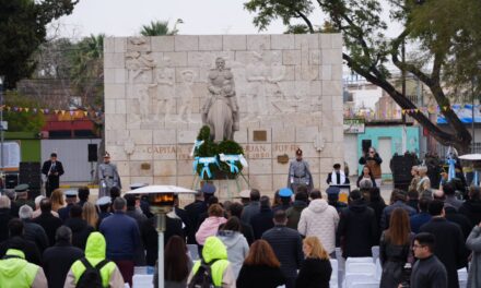 Autoridades renovaron el homenaje a Juan Jufré en el aniversario 464 de la fundación