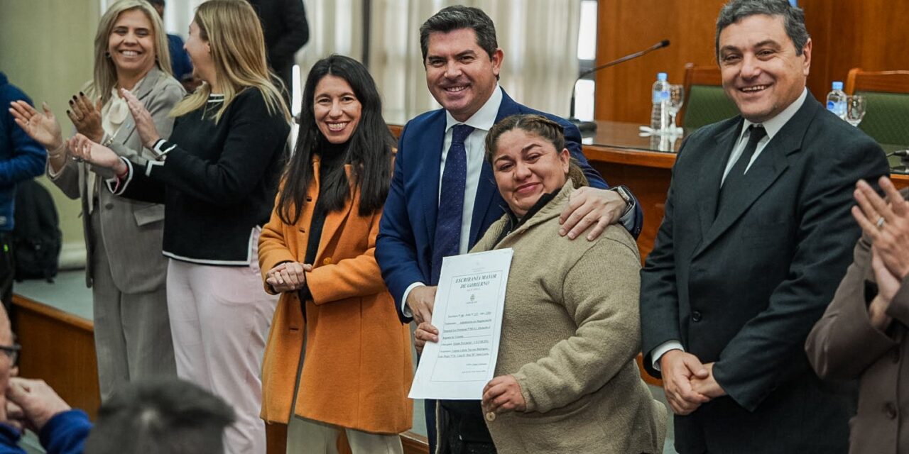 Orrego entregó 118 escrituras y destacó que aún quedan más de 12 mil viviendas por regularizar