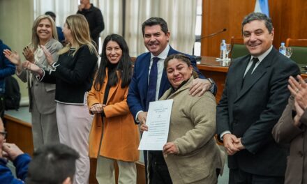Orrego entregó 136 escrituras y destacó que aún quedan más de 12 mil viviendas por regularizar