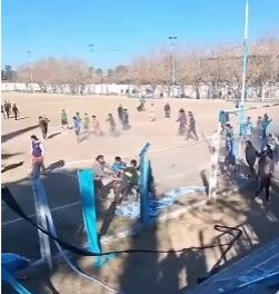 Violencia en la Liga Albardón-Angaco (video): suspendieron un partido de Primera tras una batalla campal y la agresión a una árbitra
