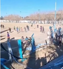 Violencia en la Liga Albardón-Angaco (video): suspendieron un partido de Primera tras una batalla campal y la agresión a una árbitra