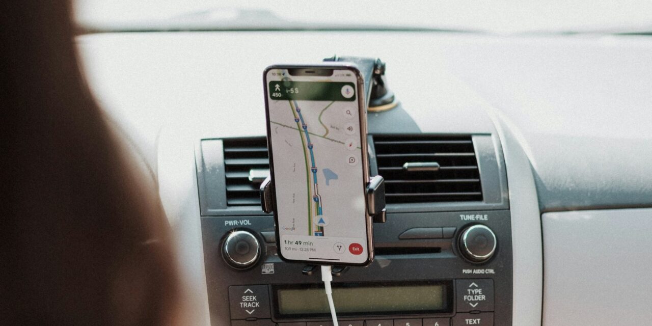 Por qué no recomiendan cargar el celular en el auto y qué problemas puede generar