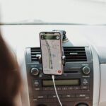 Por qué no recomiendan cargar el celular en el auto y qué problemas puede generar