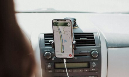 Por qué no recomiendan cargar el celular en el auto y qué problemas puede generar