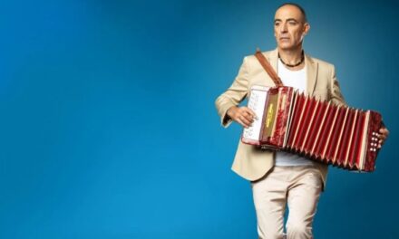 Mauricio Dayub trae su aclamada obra «El Equilibrista» al Teatro Sarmiento