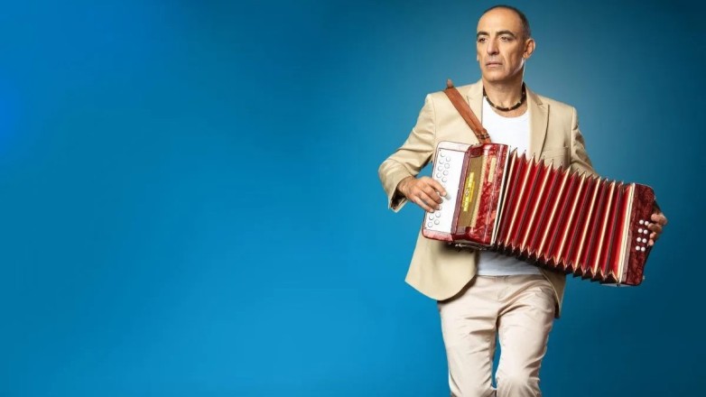 Mauricio Dayub trae su aclamada obra «El Equilibrista» al Teatro Sarmiento