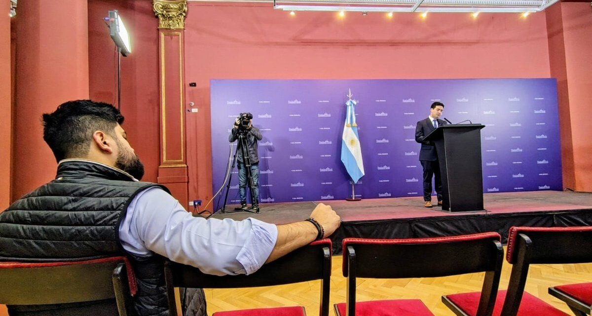 Adrián Ravier debutó como vocero e intentó despegarse del estilo Adorni