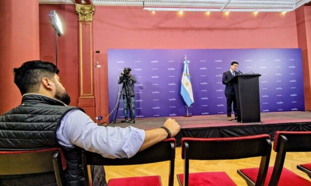Adrián Ravier debutó como vocero e intentó despegarse del estilo Adorni