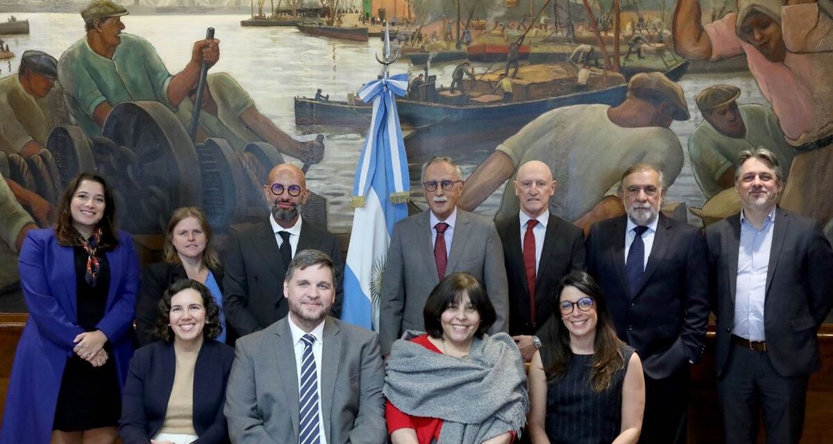 La ANMAT y la FDA de EEUU consolidaron un plan conjunto para fortalecer los controles sobre medicamentos