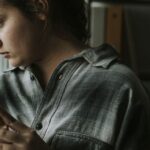 Armó una red de voluntarios que busca combatir la soledad de la gente usando WhatsApp