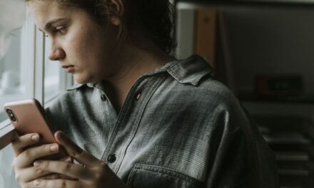 Armó una red de voluntarios que busca combatir la soledad de la gente usando WhatsApp