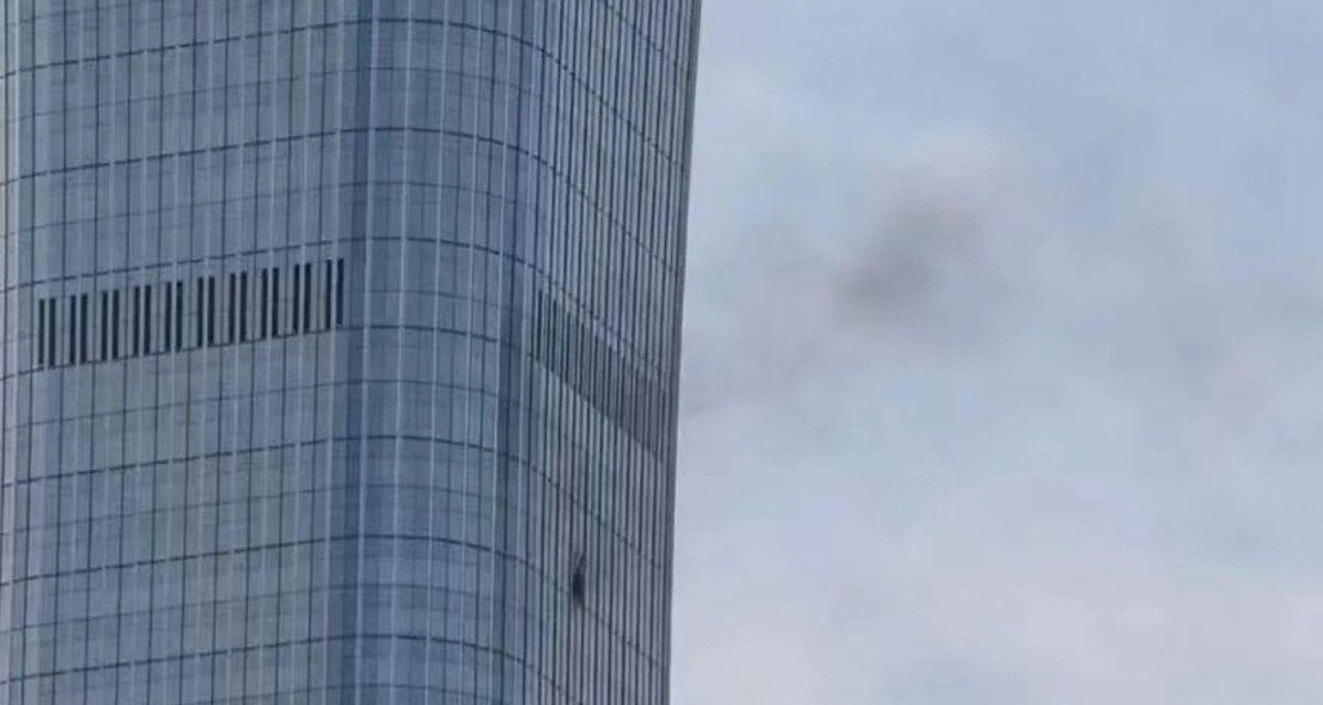 Una avioneta se estrelló contra el rascacielos más alto de Pekín y la ciudad recupera la normalidad en horas