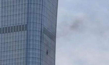 Una avioneta se estrelló contra el rascacielos más alto de Pekín y la ciudad recupera la normalidad en horas