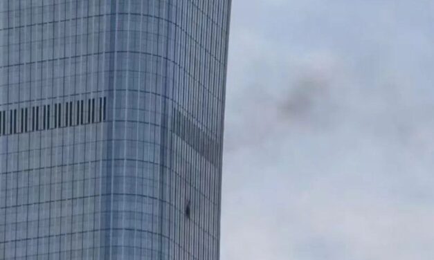 Una avioneta se estrelló contra el rascacielos más alto de Pekín y la ciudad recupera la normalidad en horas