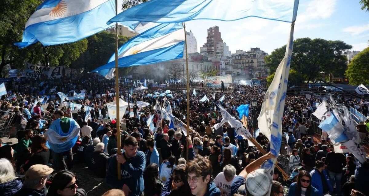 Máximo apuntó a Axel Kicillof en un masivo banderazo por la libertad de Cristina Fernández de Kirchner: «Los que hablan de unidad ni siquiera son capaces de ir a verla»