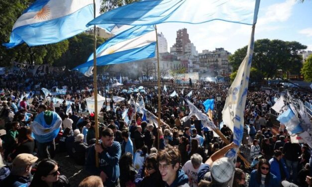 Máximo apuntó a Axel Kicillof en un masivo banderazo por la libertad de Cristina Fernández de Kirchner: «Los que hablan de unidad ni siquiera son capaces de ir a verla»