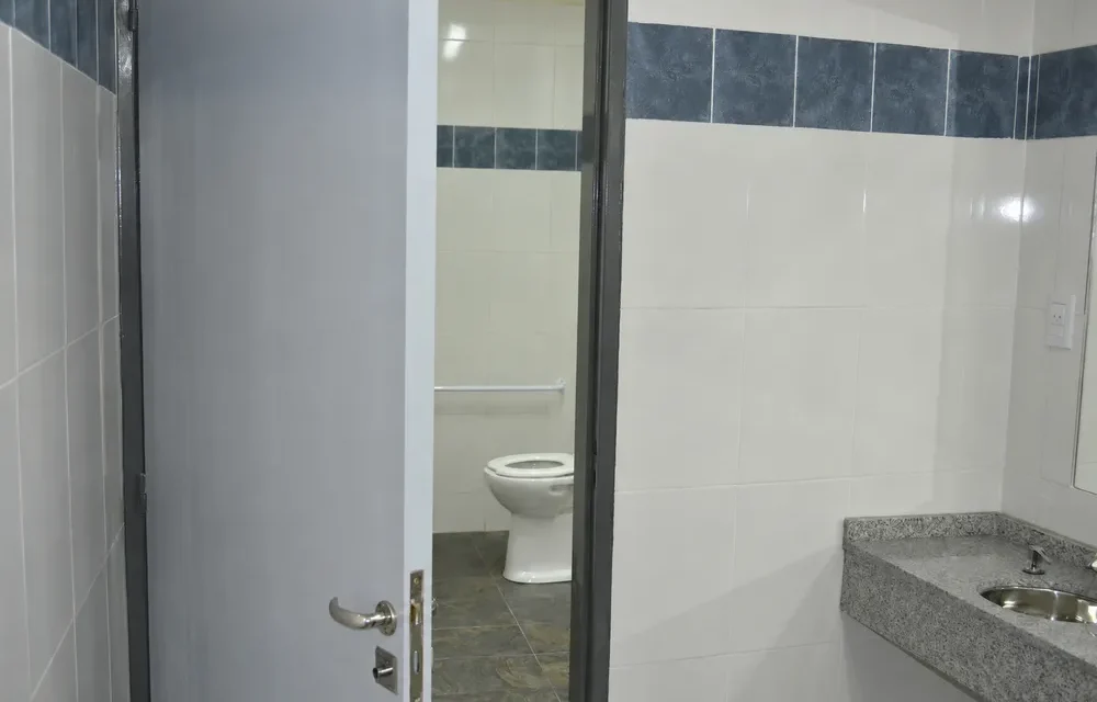 Conmoción en Rivadavia: Hallaron restos fetales en el baño de una escuela
