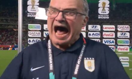 La furiosa reacción de Bielsa antes de una entrevista tras la eliminación de Uruguay en el Mundial