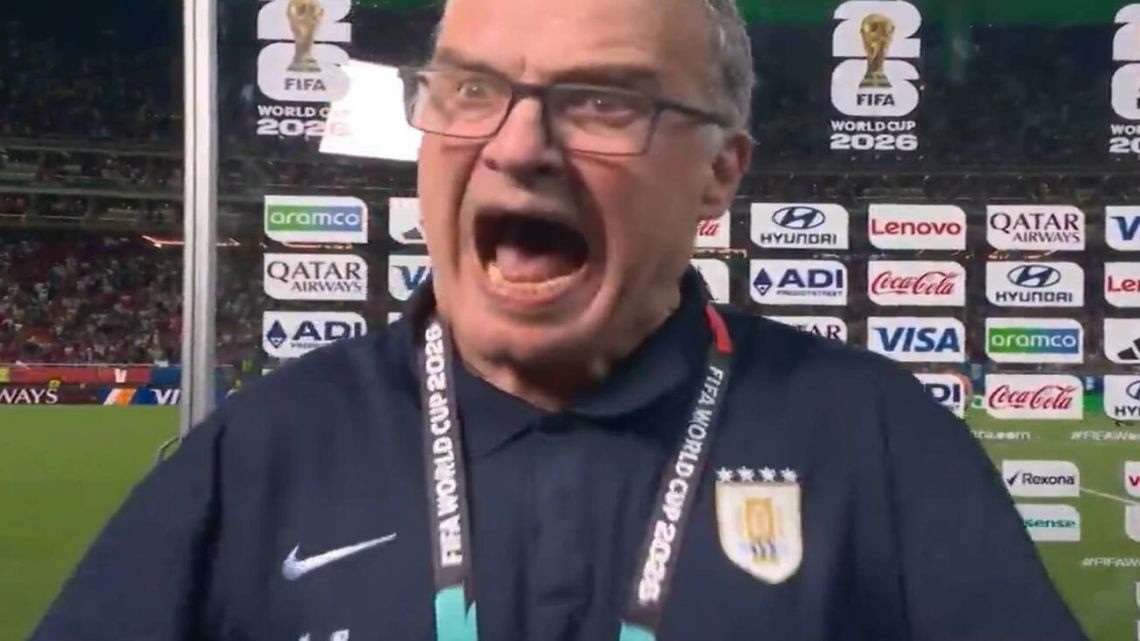La furiosa reacción de Bielsa antes de una entrevista tras la eliminación de Uruguay en el Mundial