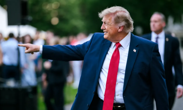 Donald Trump asegura que avanzan las negociaciones para reabrir el estrecho de Ormuz, mientras Irán analiza prohibir el paso a EEUU