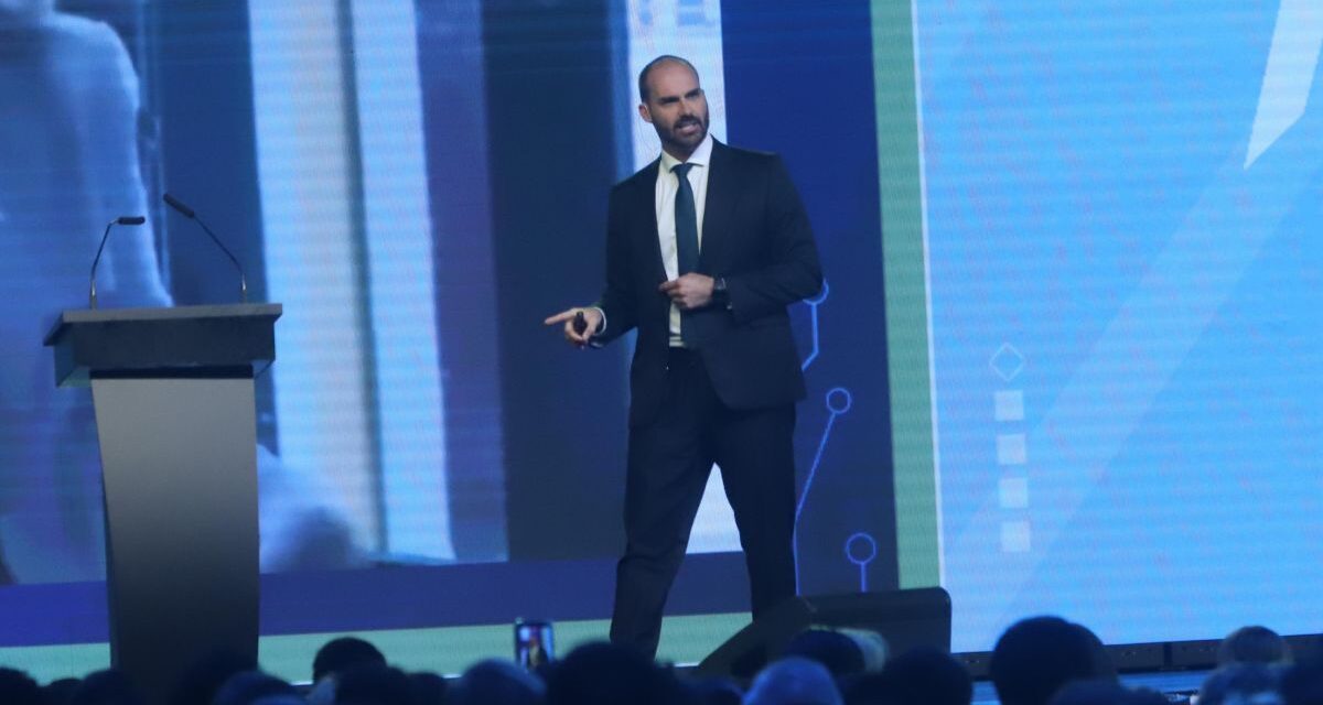 Condenaron a Eduardo Bolsonaro a más de 4 años de prisión por coaccionar a la Justicia