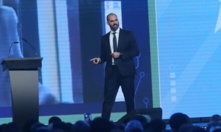 Condenaron a Eduardo Bolsonaro a más de 4 años de prisión por coaccionar a la Justicia