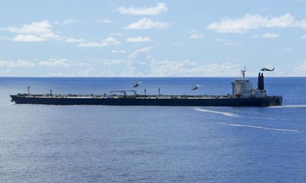 Irán sorteó el bloqueo militar de EEUU y logró el envío de tres buques petroleros