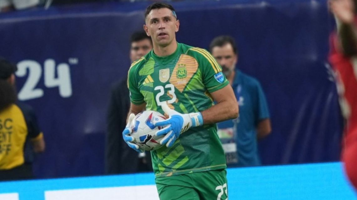 Emiliano Martínez armó su prode para el Mundial 2026 y pronosticó una final contra Brasil