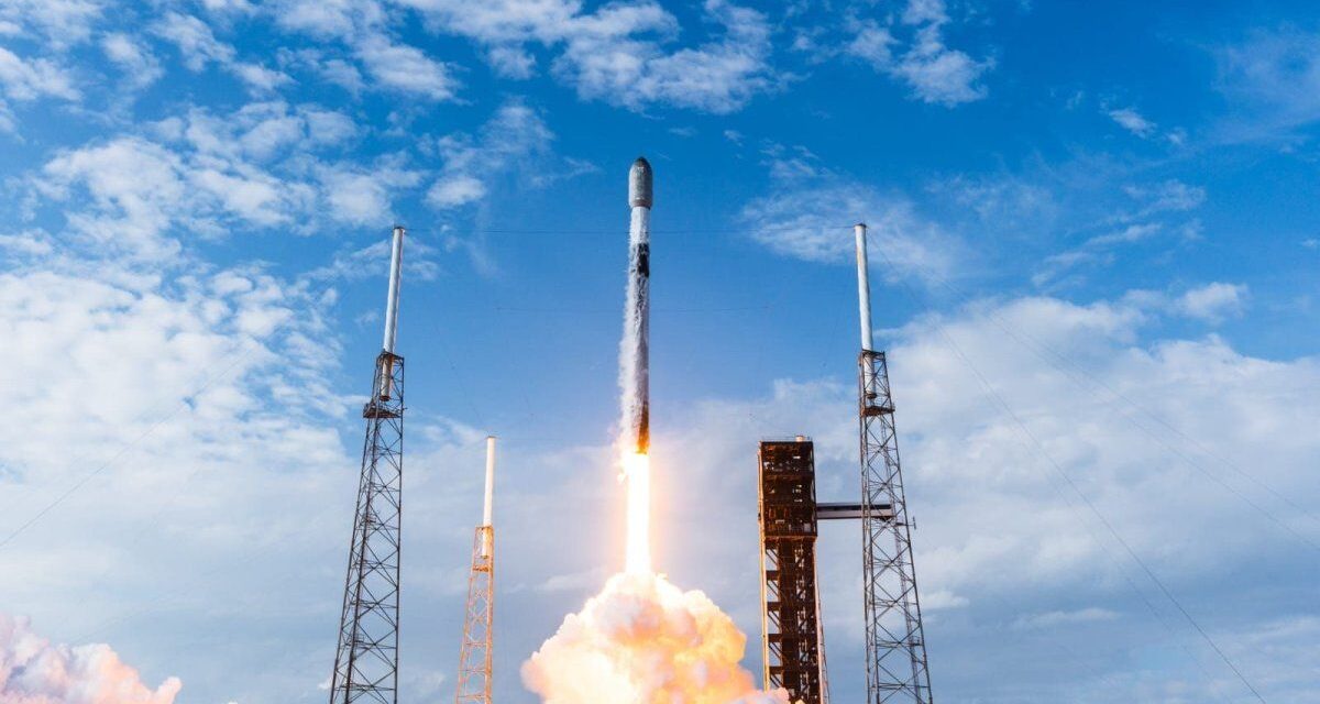SpaceX lanza su cohete Falcon 9 poco antes de salir a bolsa