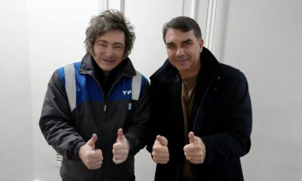 Javier Milei recibió a Flávio Bolsonaro y ratificó su apoyo a la derecha brasileña