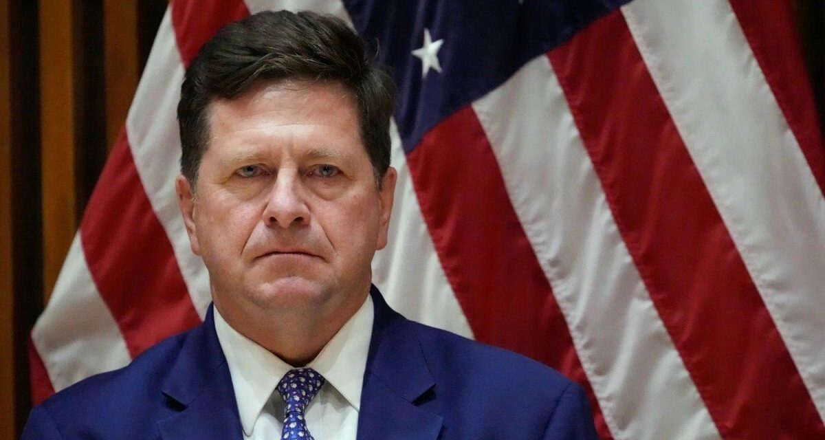 Donald Trump nominó a Jay Clayton como nuevo director de Inteligencia Nacional de EEUU