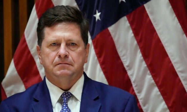 Donald Trump nominó a Jay Clayton como nuevo director de Inteligencia Nacional de EEUU