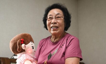 Muñecas programadas con IA funcionan como asistentes para cuidar adultos mayores en Corea del Sur