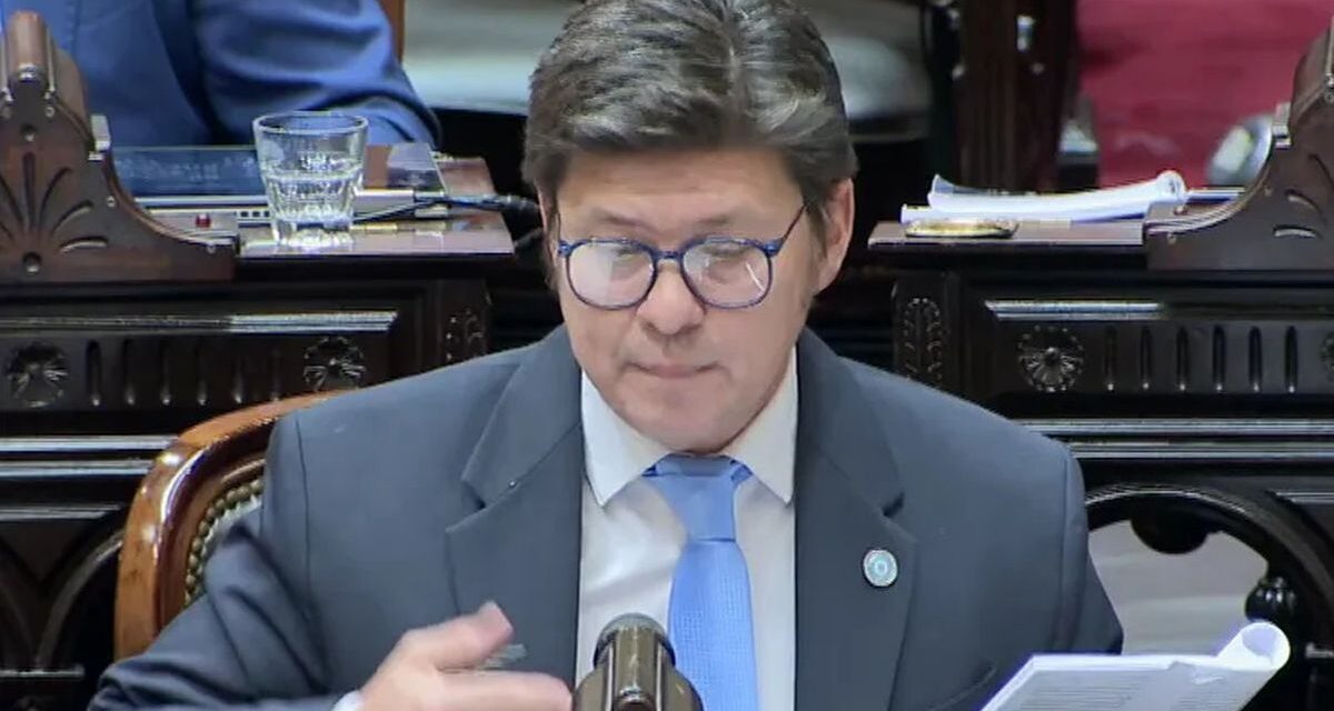 Un diputado libertario tomó distancia de Manuel Adorni: «Solo pondría las manos en el fuego por Javier Milei»