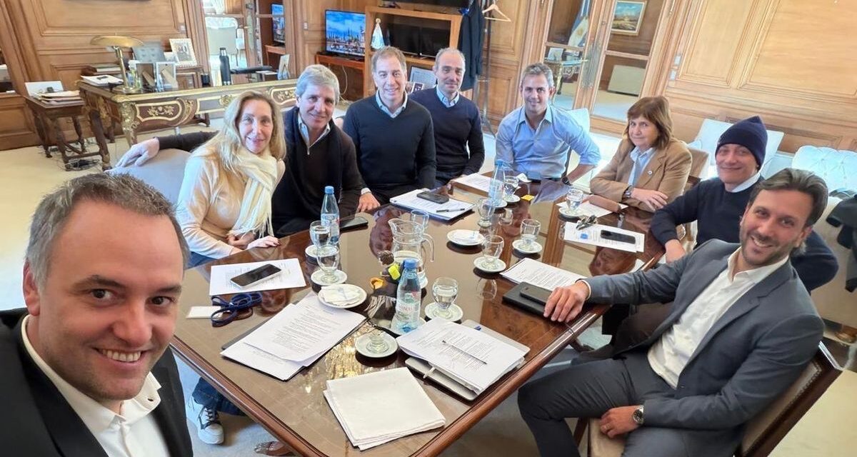 Tras presentar su declaración jurada, Adorni busca en la mesa política una foto de apoyo