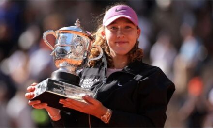 París coronó a una nueva reina: Mirra Andreeva conquistó el Roland Garros con apenas 19 años