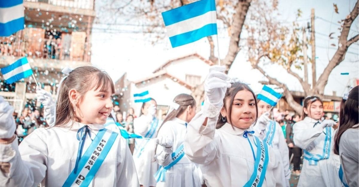 Santa Lucía vivirá la tradicional Promesa de Lealtad a la Bandera en la plaza departamental