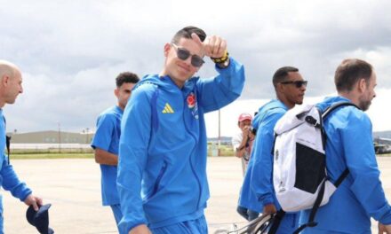 La selección de Colombia partió rumbo a EEUU en medio de críticas por un desplante a Gustavo Petro