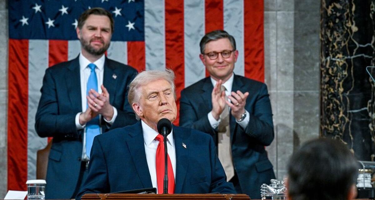Donald Trump calificó de antipatriótica a la resolución que busca limitar sus poderes en el conflicto con Irán