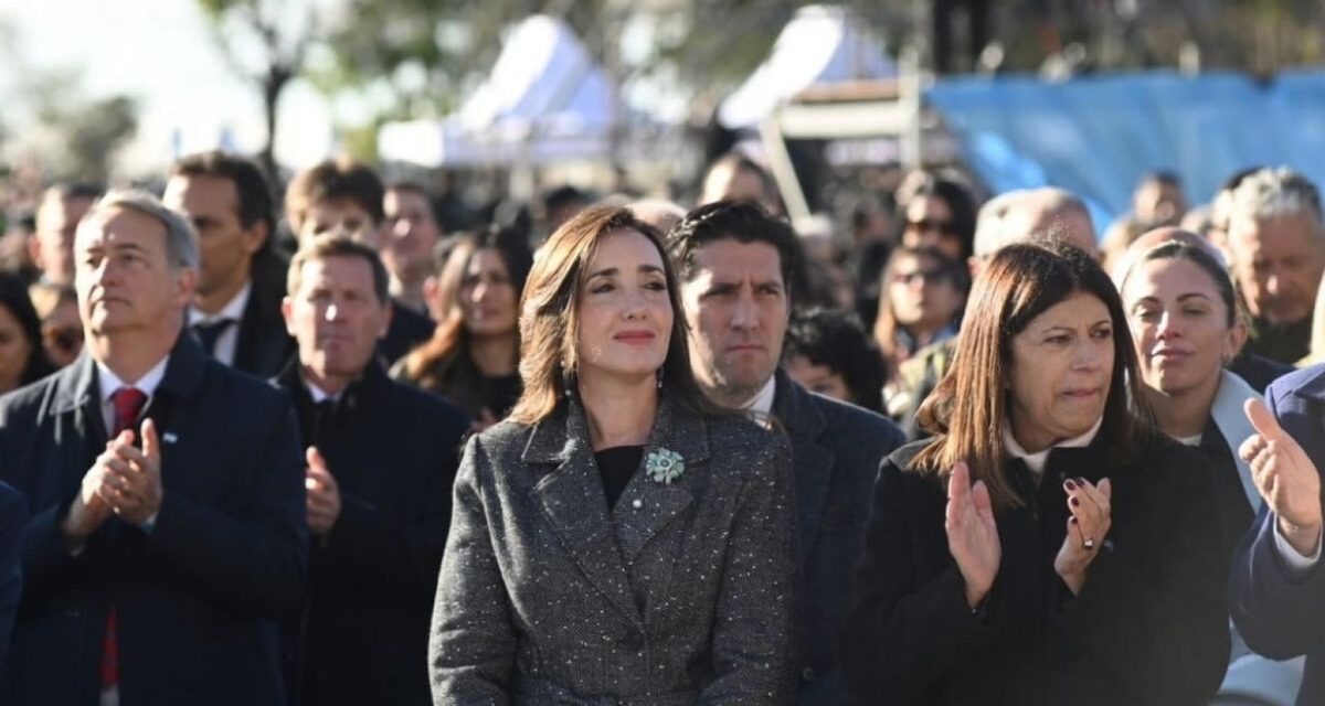 Parece que es difícil saludar a una vicepresidente en plena democracia