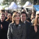 Parece que es difícil saludar a una vicepresidente en plena democracia