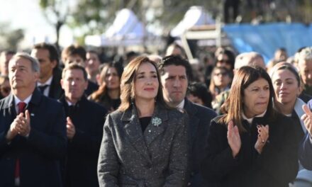 Parece que es difícil saludar a una vicepresidente en plena democracia