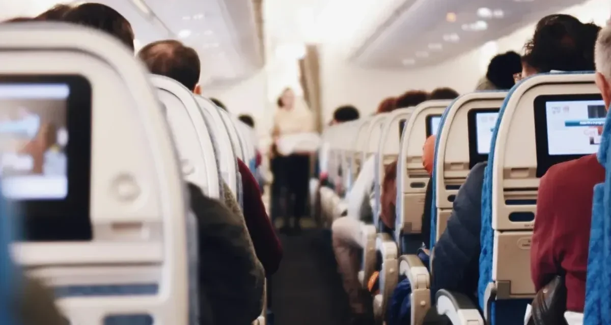 La Unión Europea le prohibirá a las aerolíneas cobrar a los padres que se sienten junto a sus hijos