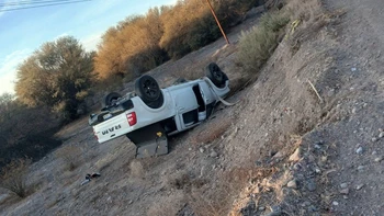 Una Dodge Ram protagonizó un violento vuelco en el ingreso a Ullum