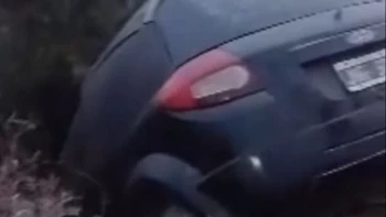 Creyó que era una bolsa de basura, pero escondía una roca: terminó dentro de un desagüe en 25 de Mayo