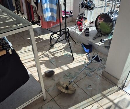 Rompió la vidriera de un local, robó ropa por un millón de pesos y fue beneficiado con una probation