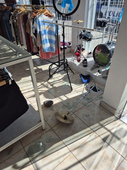 Rompió la vidriera de un local, robó ropa por un millón de pesos y fue beneficiado con una probation